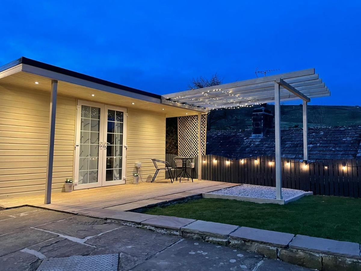 Apple Tree Hut, In A Private Garden Lodge Skipton