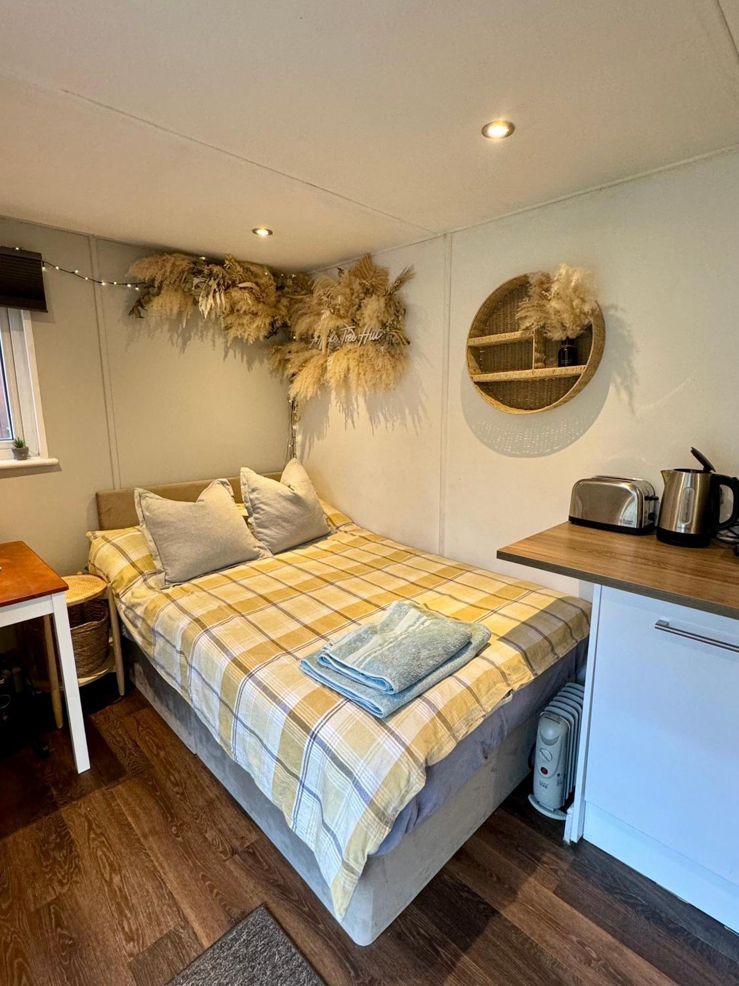 Apple Tree Hut, In A Private Garden Lodge *