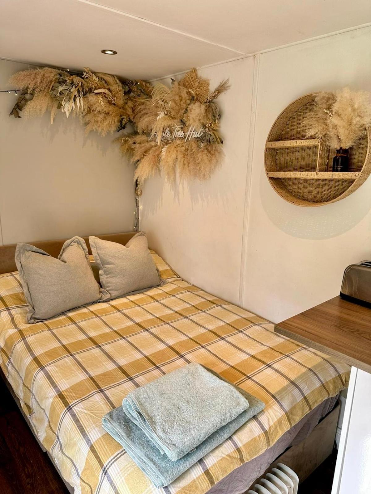 Apple Tree Hut, In A Private Garden *