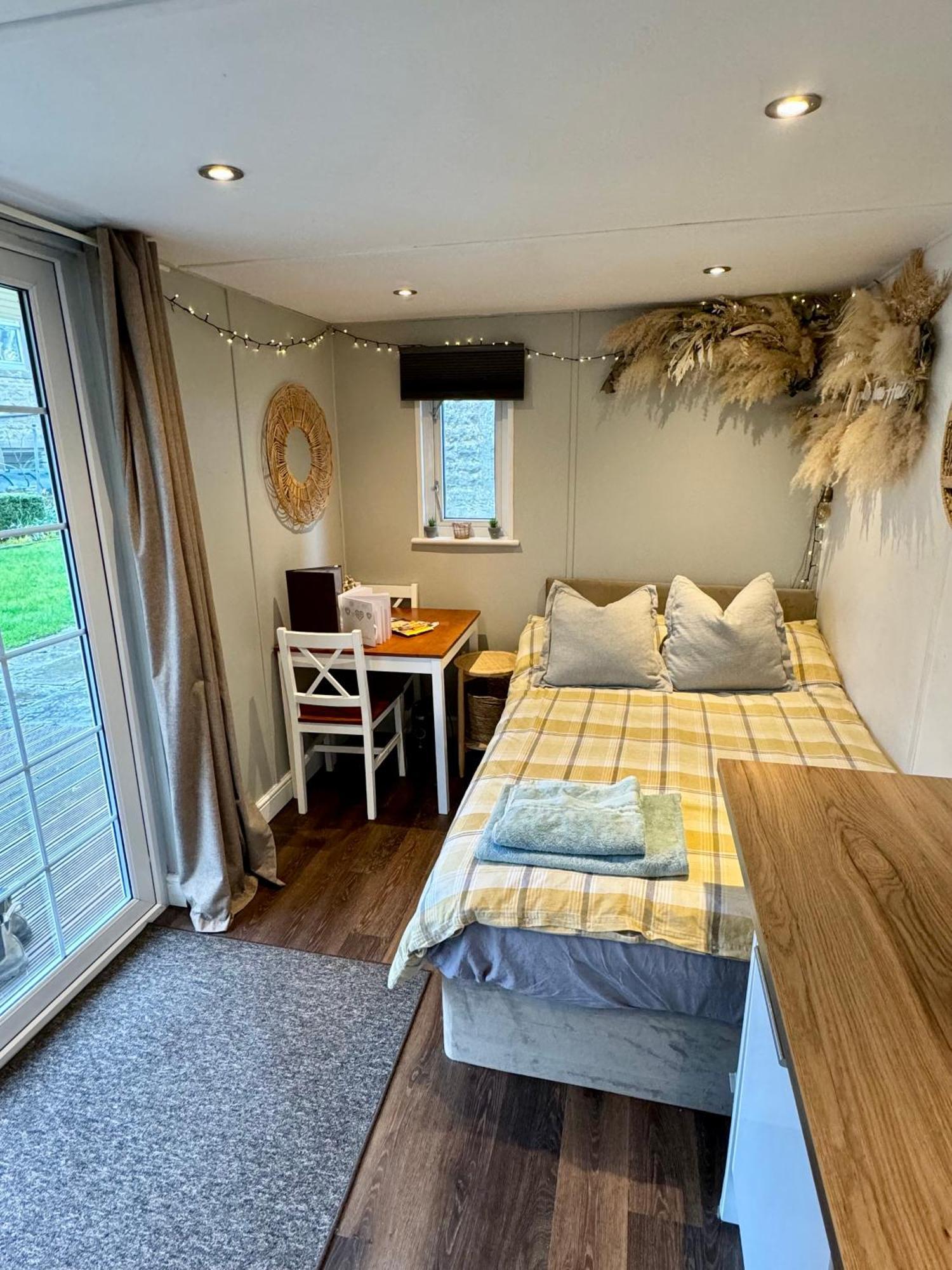 Apple Tree Hut, In A Private Garden Lodge Skipton